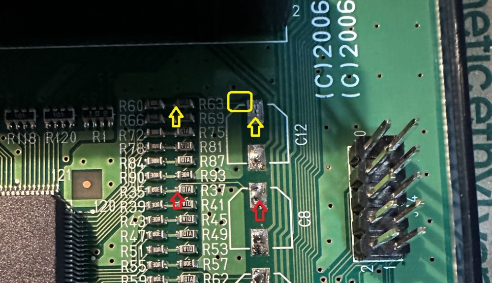 基板右側のコンデンサ群の一番奥。テスターで確認しても導通がとれないためここもレジストを削って銅が見えるようにする