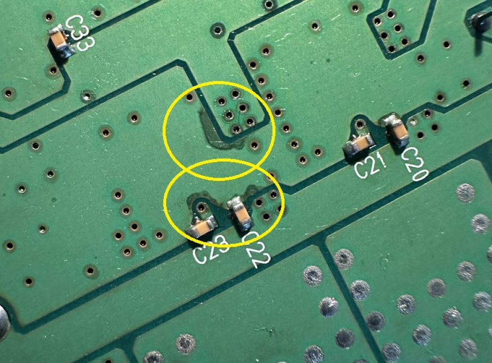 基板裏側の写真その１。スルーホールを通して電解液が裏にも漏れていてレジストの下でGNDパターンを侵食している