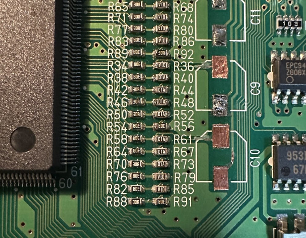 銅箔テープを切り取ってパッドの代わりにするため基板に張り付ける。