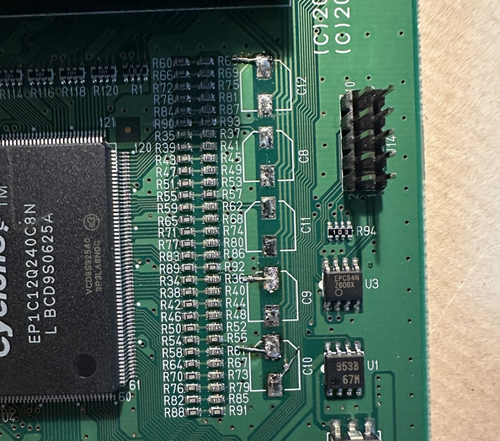 レジストを削って銅が見えるようにしてある箇所からパッドに向けて0.2mmの銅線で配線を再生する