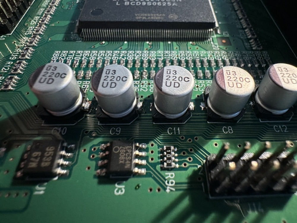 新しいコンデンサを載せはんだ付けする