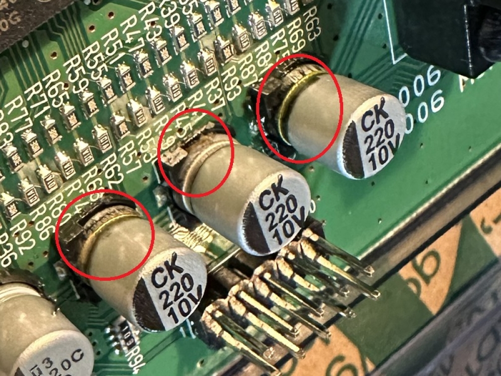 液漏れしているコンデンサの拡大写真
