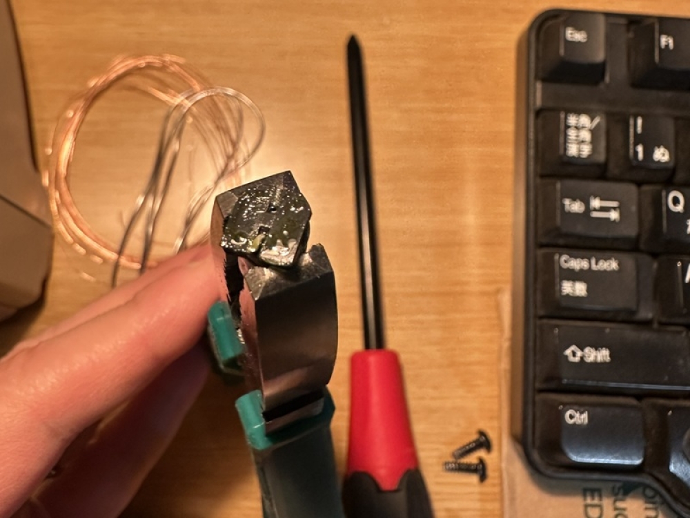 表面実装のコンデンサはペンチでねじってもぎ取る