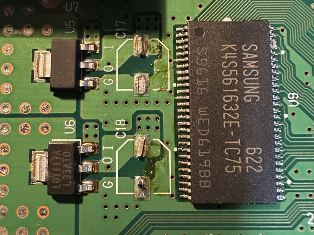 基板右側のコンデンサだけでなく、左側のコンデンサ（電源回路部分）も交換する