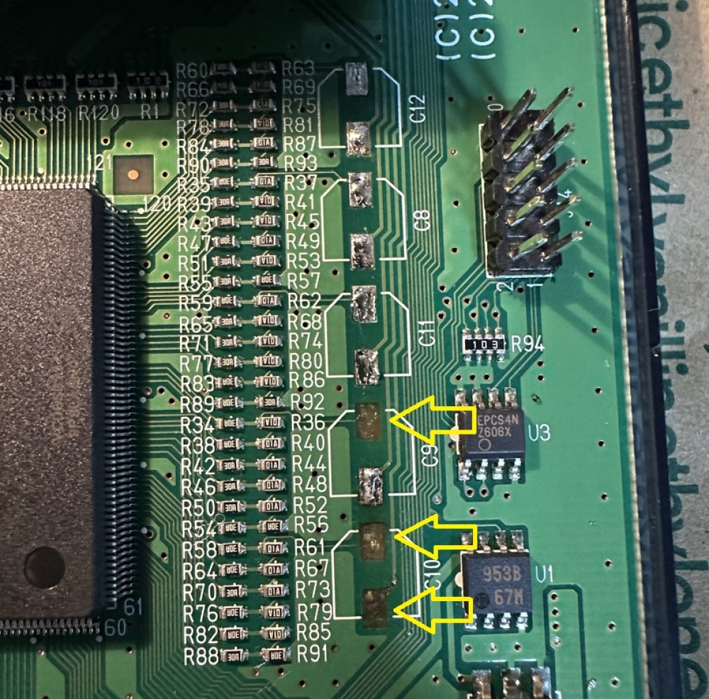コンデンサを外した。２か所パッドがなくなってしまっている。またさらに今回１か所パッドを剥がしてしまった。