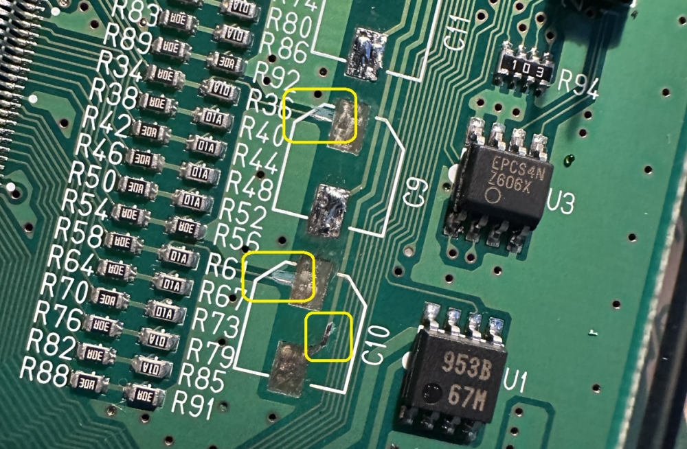 右側のコンデンサのうち手前の２個のパターンが切れた個所。レジストを削って銅が見えるようにする。