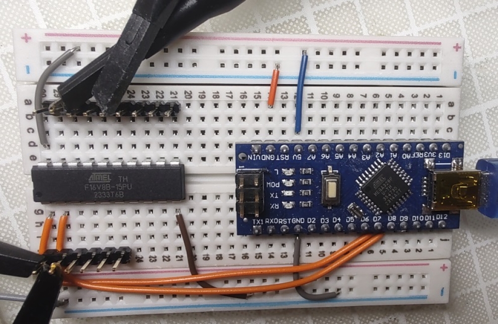 Arduino NanoでM1/とCLK信号に相当する波形を出力してGAL(ATF16V8)でRFSH/信号を合成するテストをブレッドボード上で実施する図。